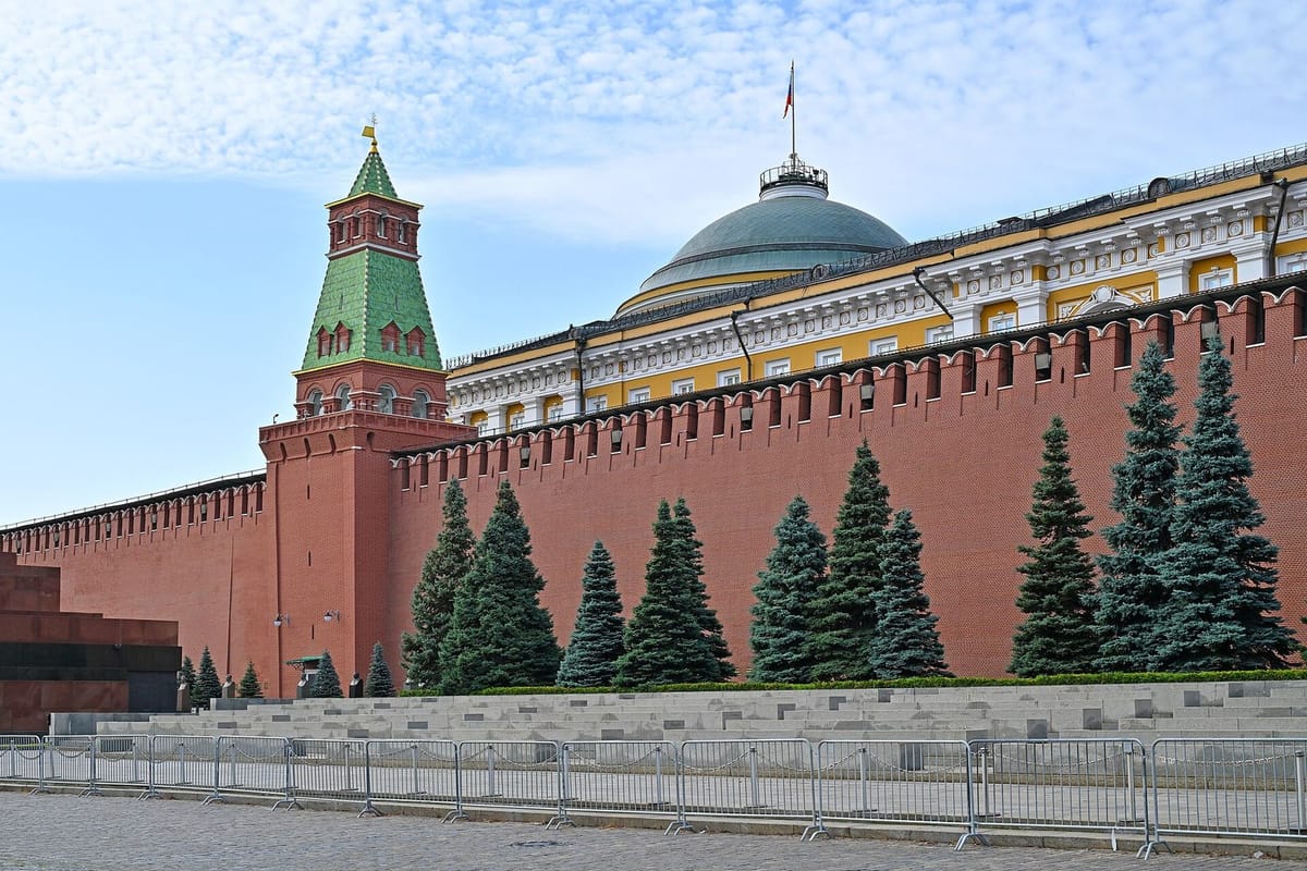 Tembok Kremlin di tepi Lapangan Merah Moskwa