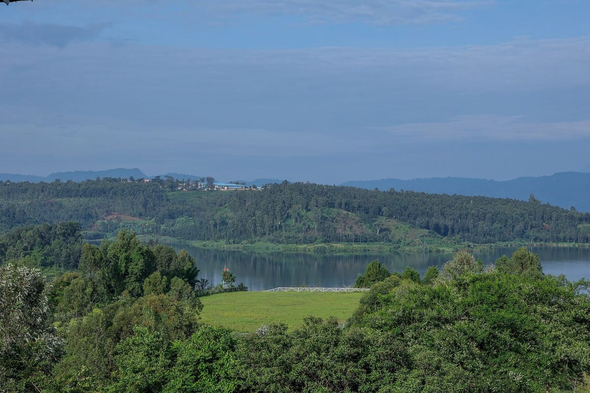 Danau Kivu dikelilingi perbukitan hijau