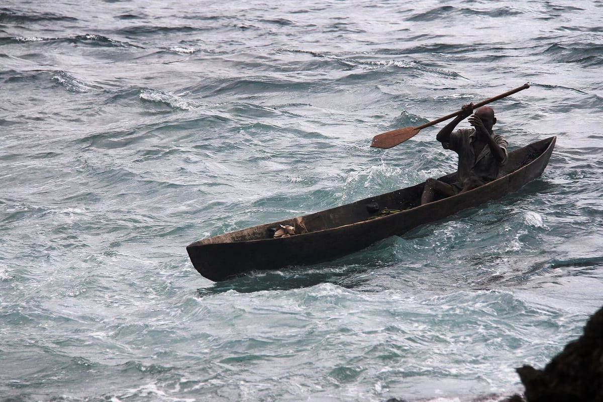 Perahu dayung di depan desa Biche, Provinsi Barat