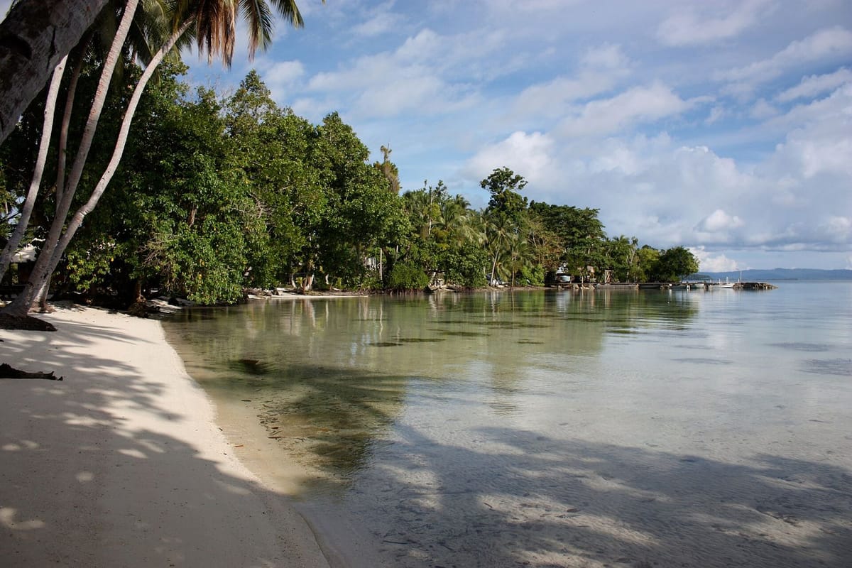 Laguna Marovo dengan pulau karang dan air biru kehijauan