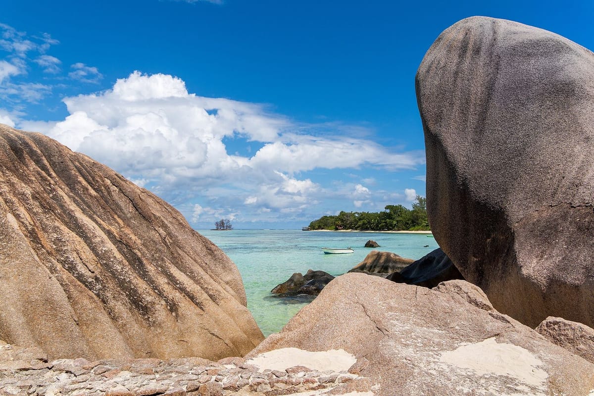 Pantai Anse Source d’Argent dengan batu granit dan air toska di La Digue
