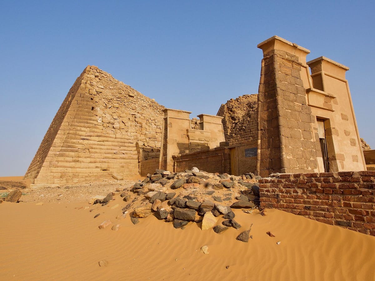 Piramida Meroë di gurun Nubia