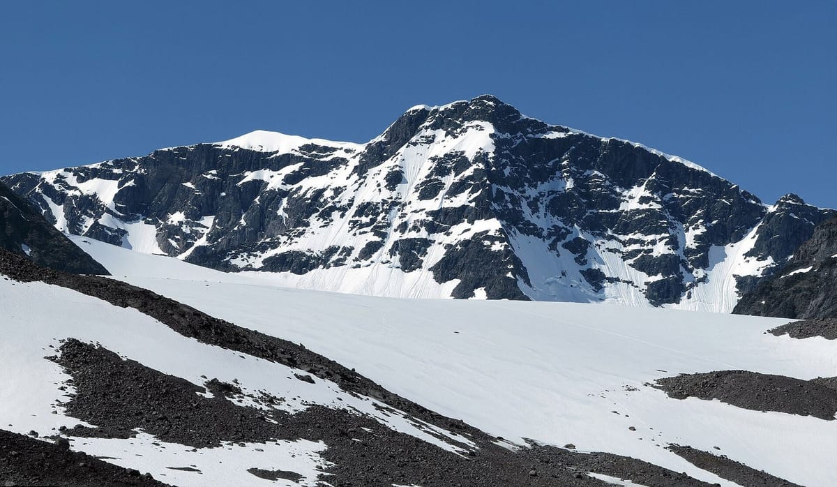 Puncak bersalju Kebnekaise di pegunungan Lapland