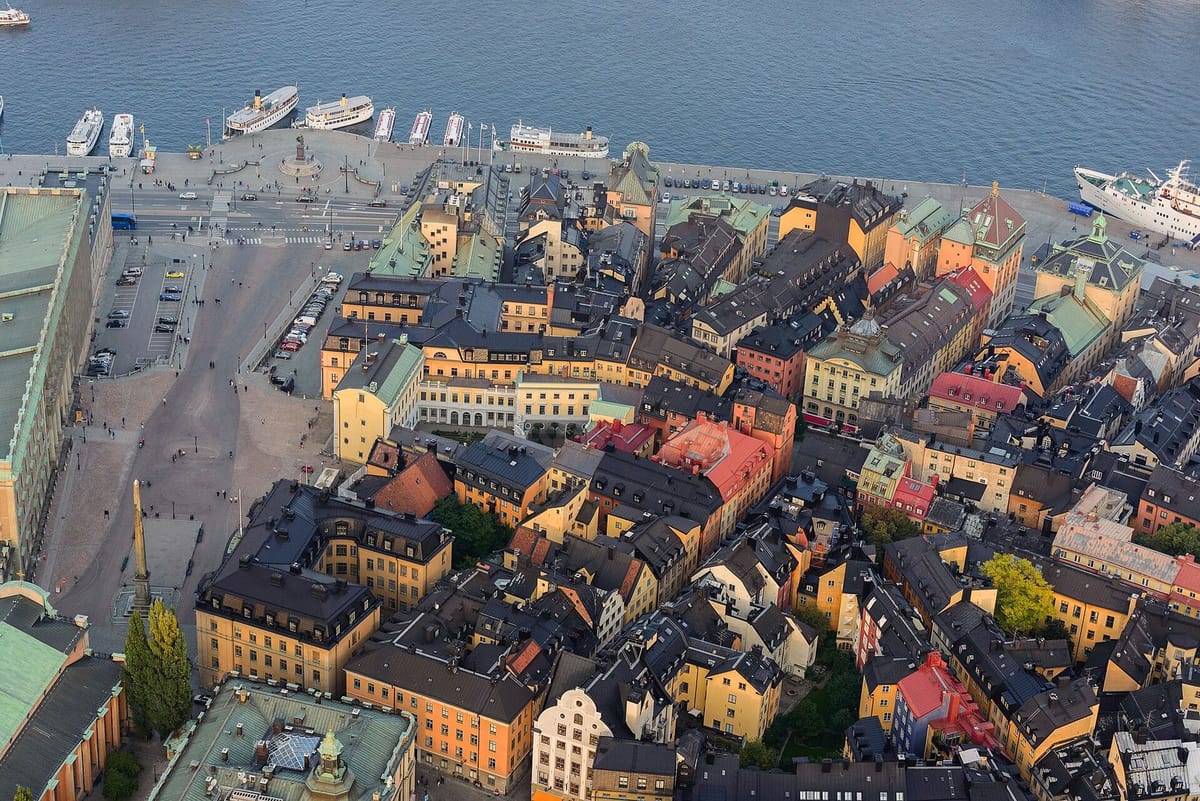Gedung berwarna di Gamla stan dengan air di sekelilingnya