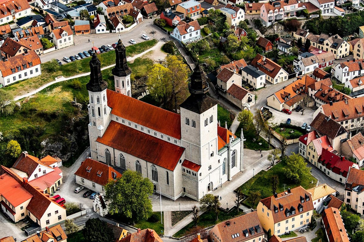 Reruntuhan gereja dan rumah batu di kota tua Visby