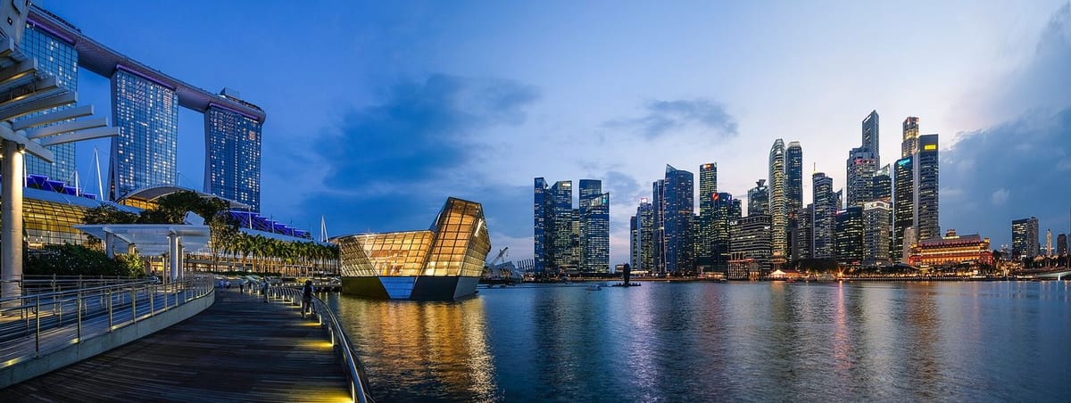 Panorama Marina Bay Singapura saat senja dengan gedung pencakar langit