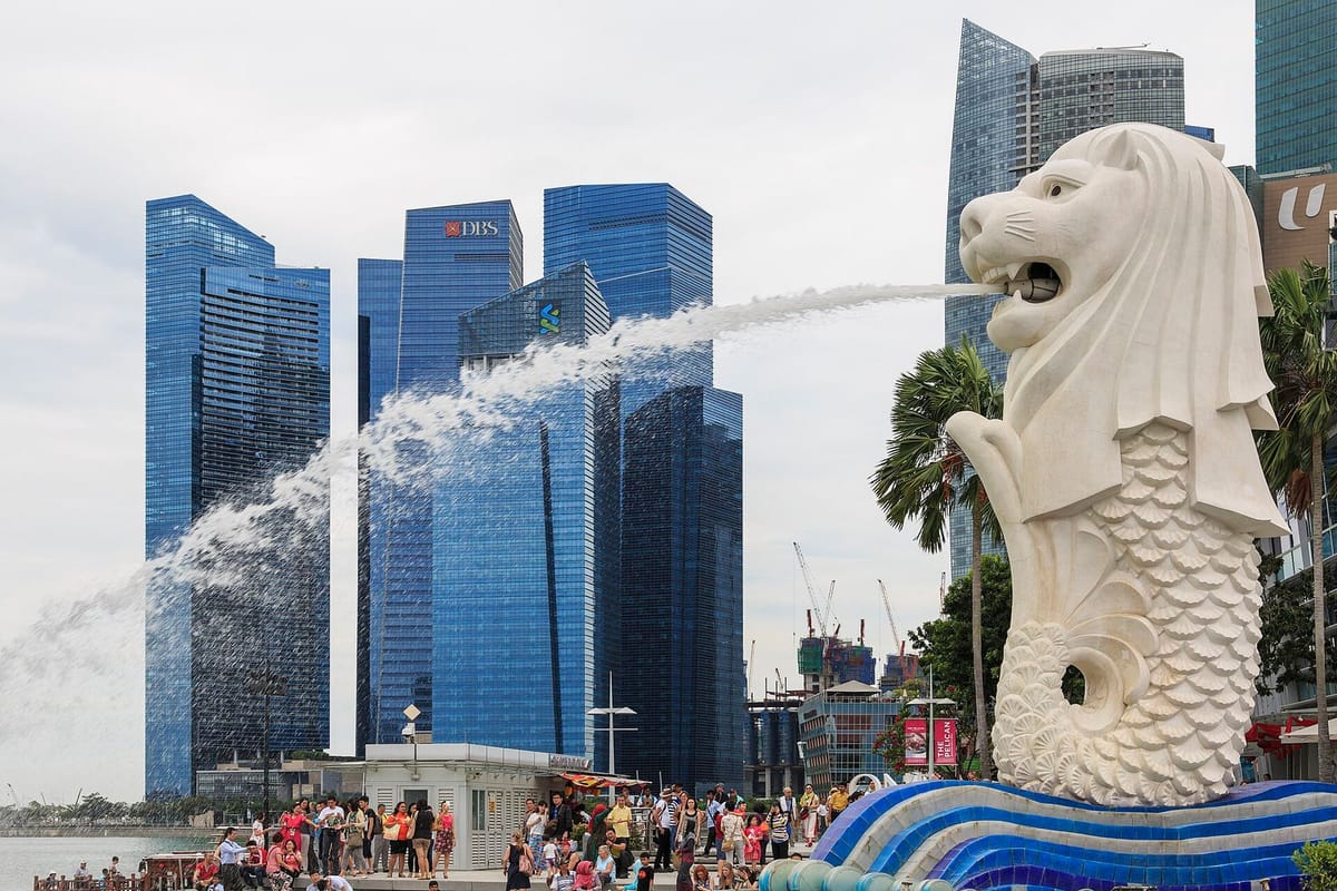 Patung Merlion menyemburkan air di Teluk Marina