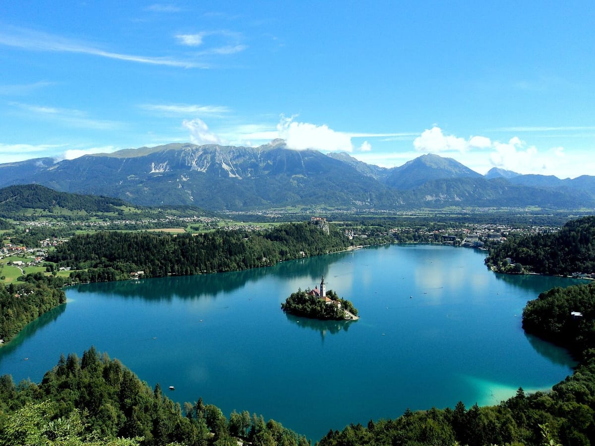 Pulau kecil dengan gereja di tengah Danau Bled