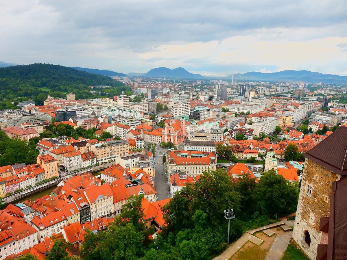 Jembatan dan benteng di atas bukit di pusat Ljubljana