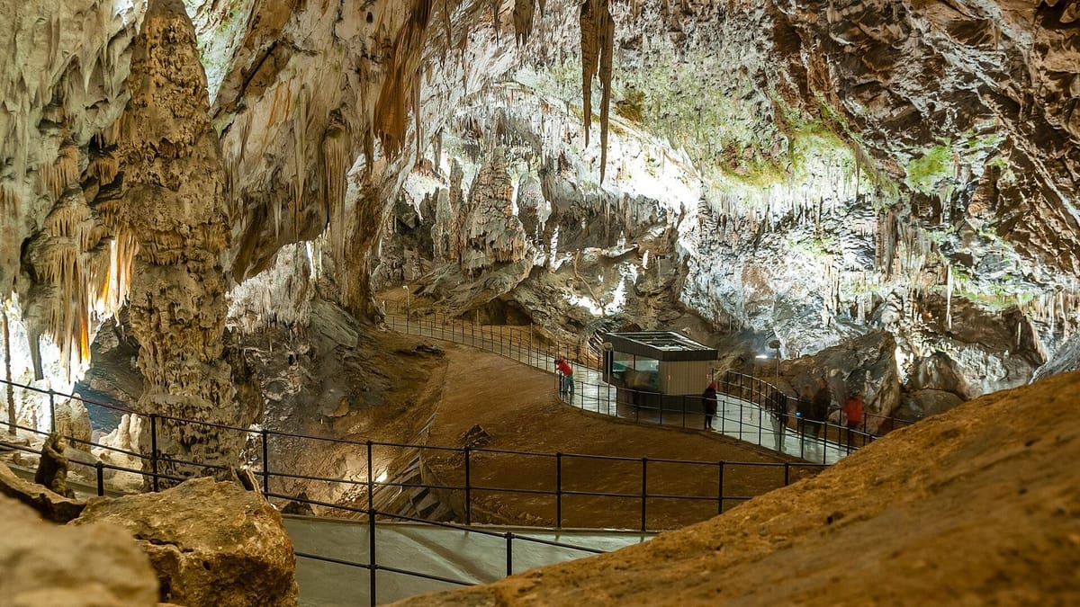 Stalaktit dan stalagmit di lorong gua Postojna