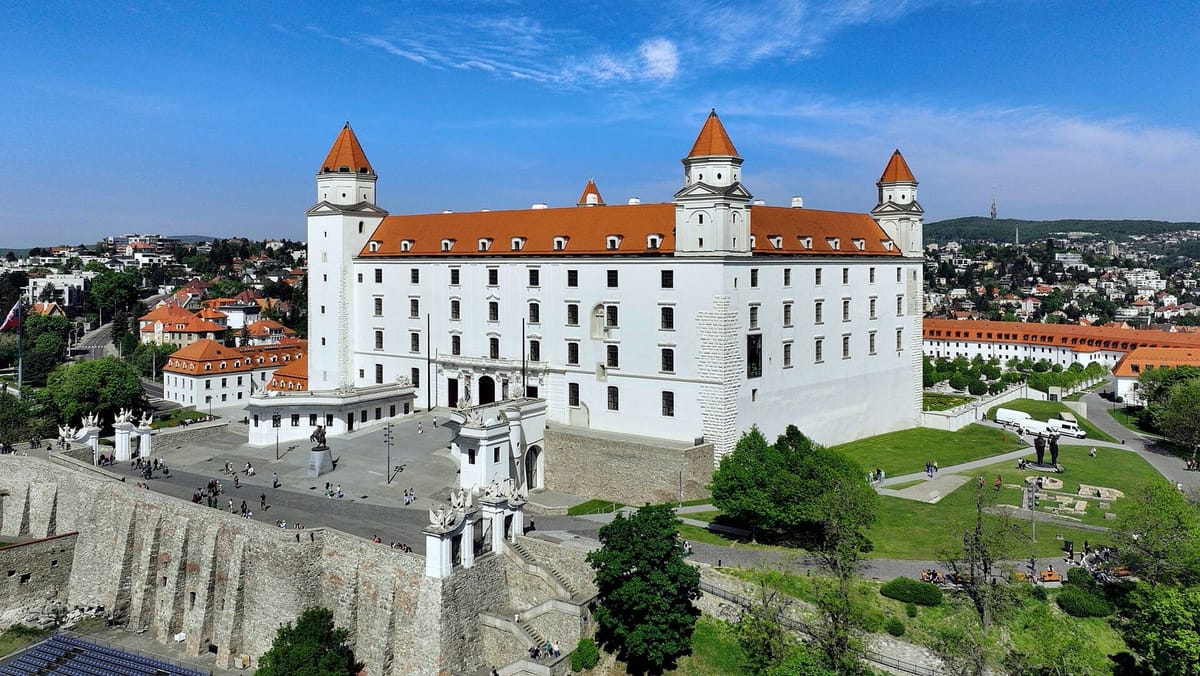 Kastil Bratislava putih di atas bukit menghadap Danube