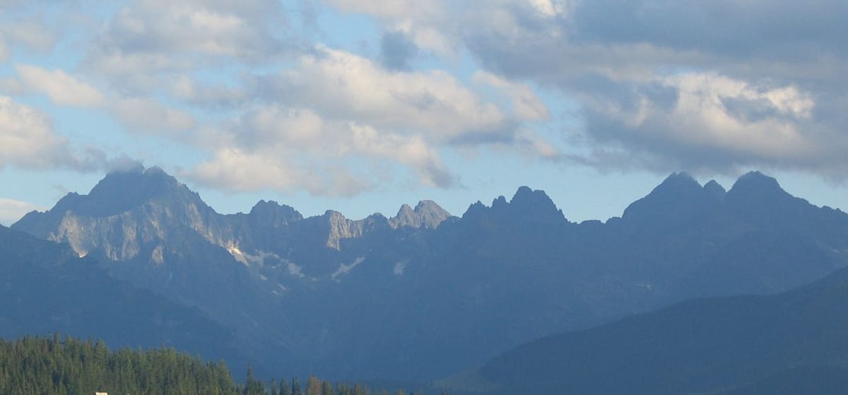 Puncak batu dan danau di Pegunungan Tatra Tinggi