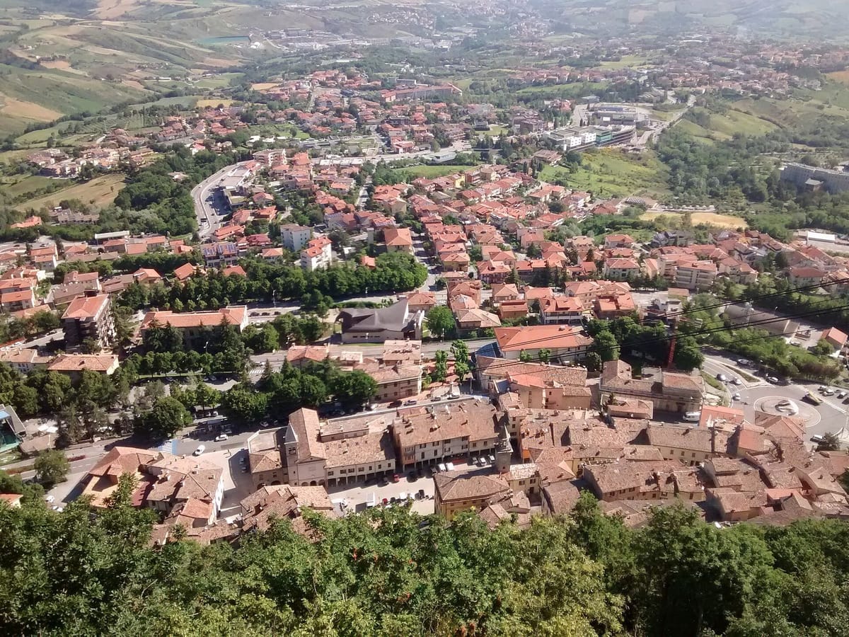 Pasar dan menara jam di Borgo Maggiore