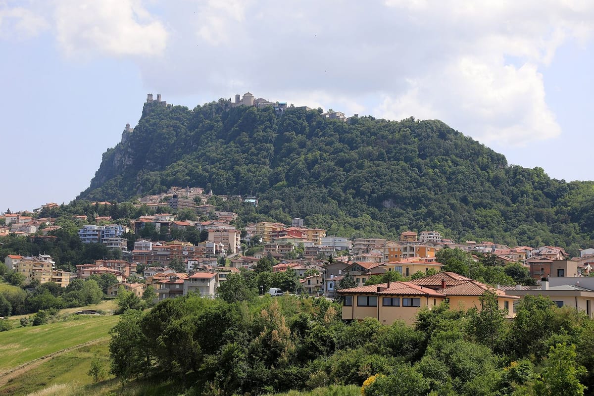 Menara batu dan atap kota San Marino di Gunung Titano