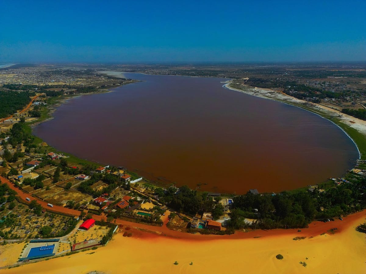 Air berwarna merah muda di Danau Retba (Lac Rose)