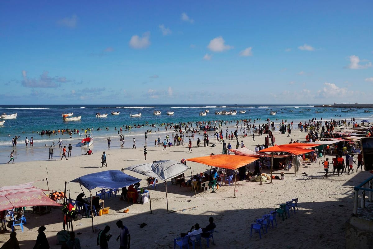 Pantai Lido yang ramai di Mogadishu