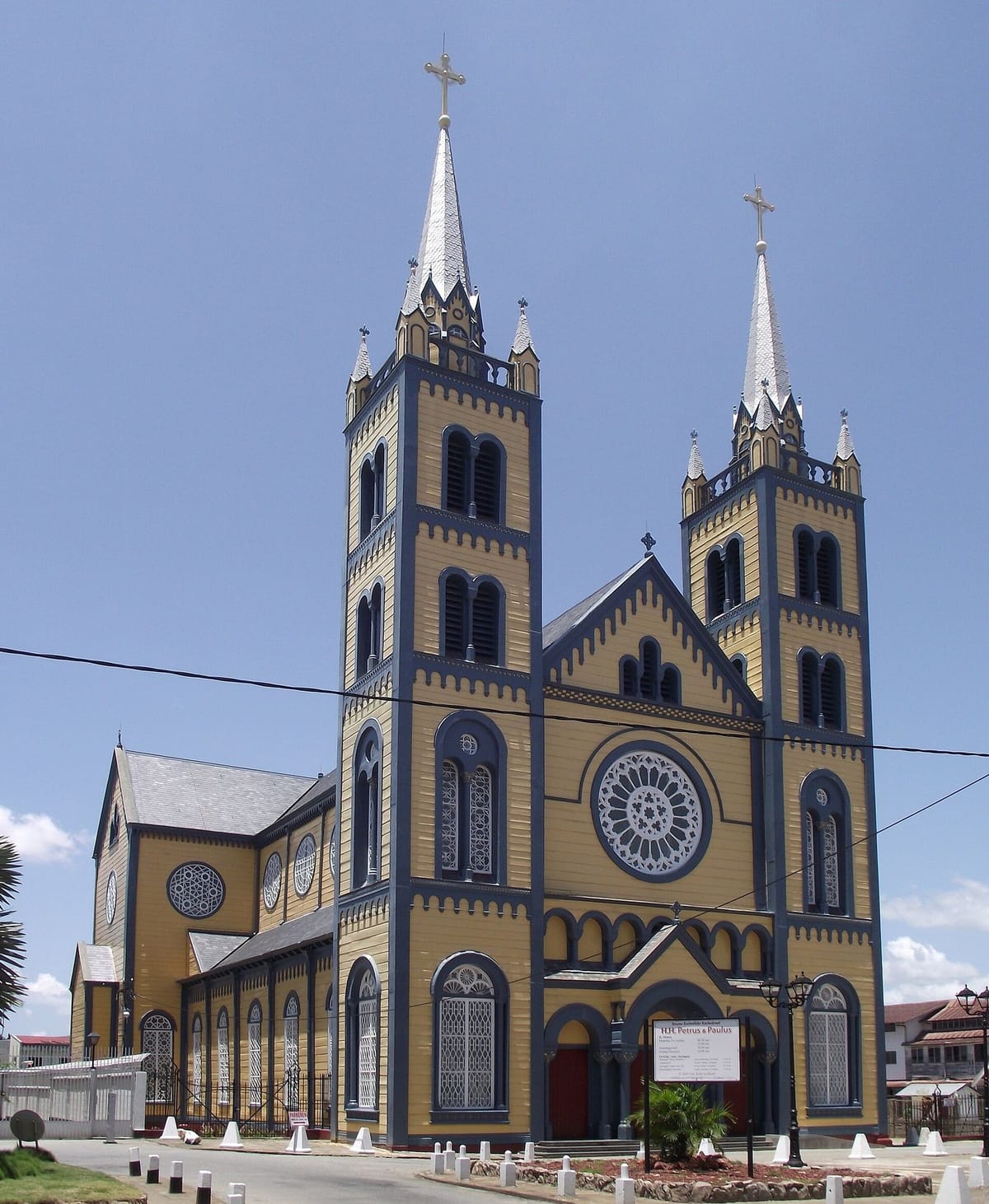 Katedral Santo Petrus dan Paulus berbahan kayu di Paramaribo