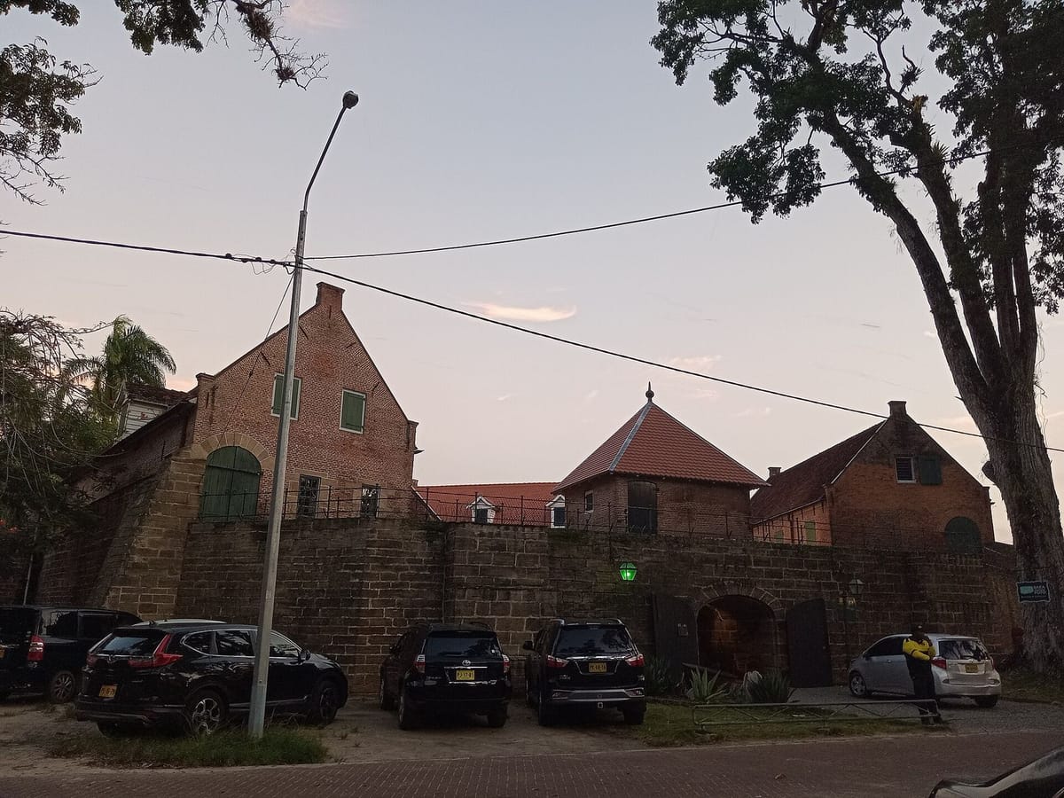 Halaman Benteng Zeelandia di pusat bersejarah Paramaribo