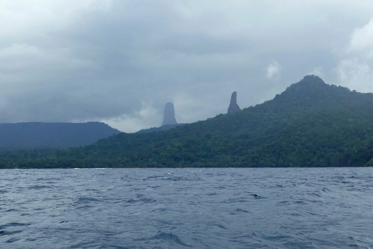 Dua puncak vulkanik Cão Grande dan Cão Pequeno di São Tomé