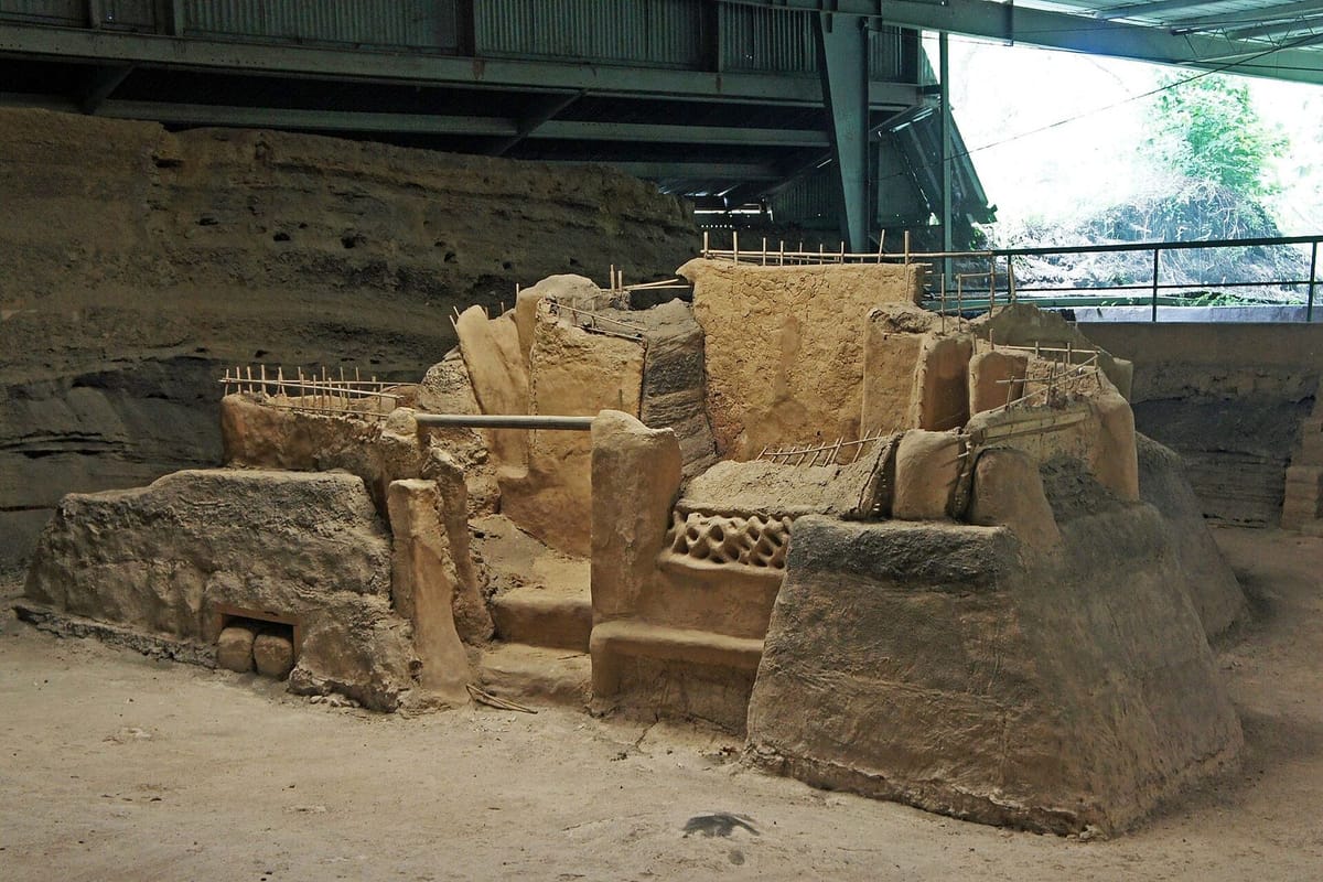 Struktur batu rumah dan lumbung di situs Maya Joya de Cerén, El Salvador