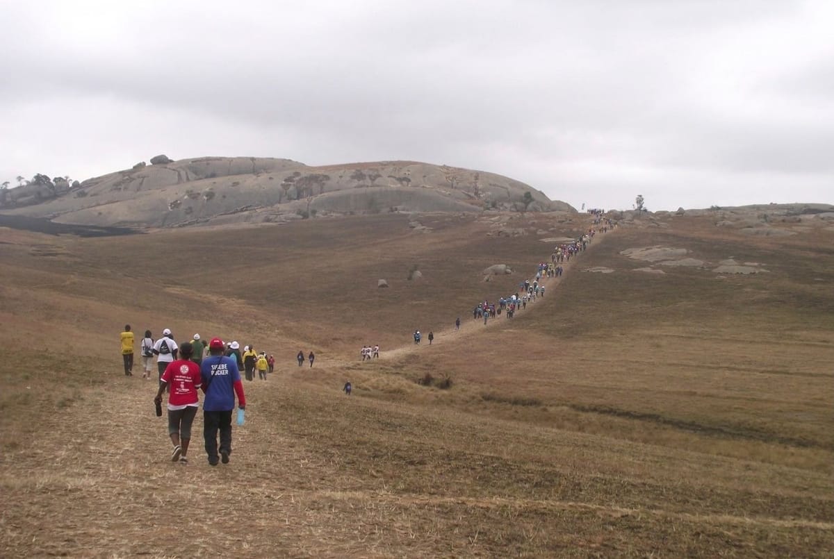 Batuan granit monolit Sibebe di dekat Mbabane