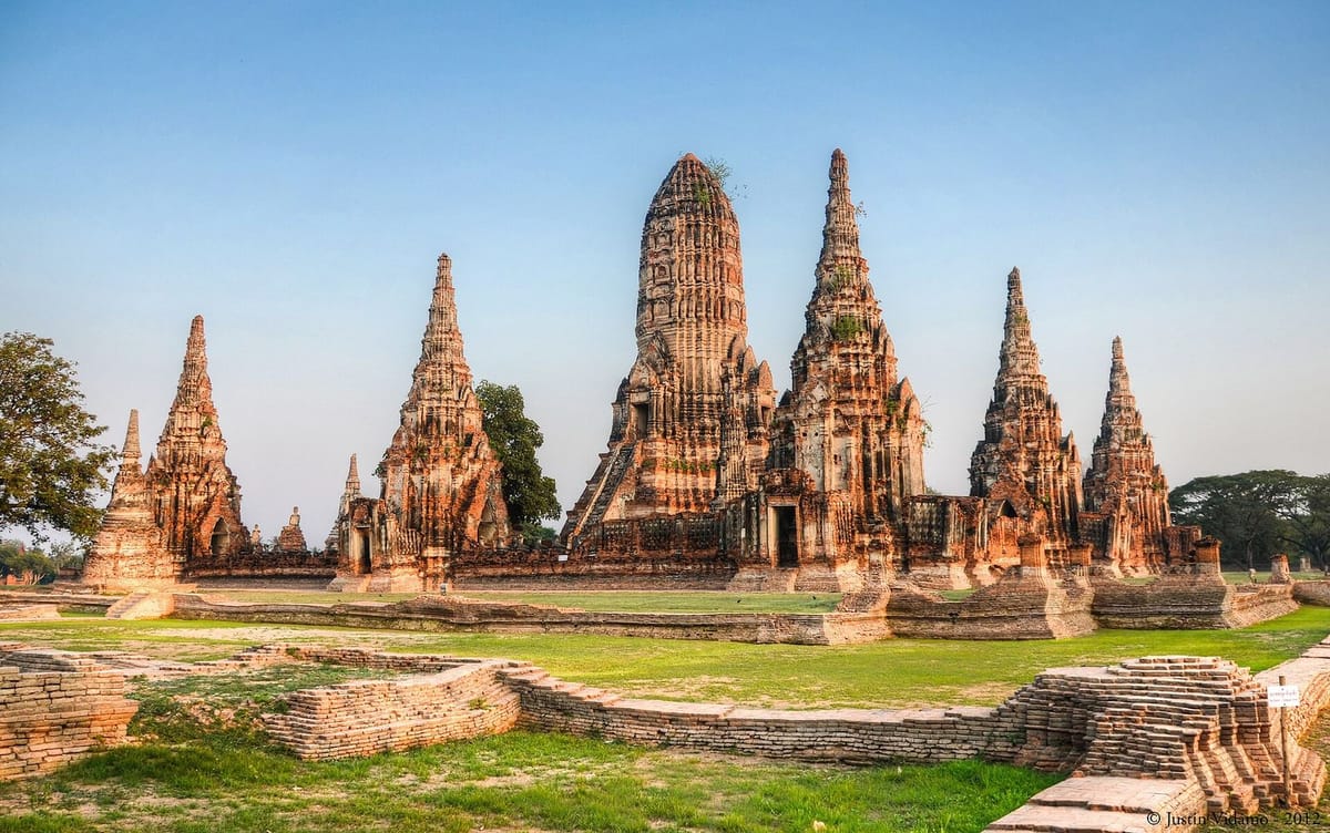 Candi Wat Chaiwatthanaram di Ayutthaya saat matahari terbenam