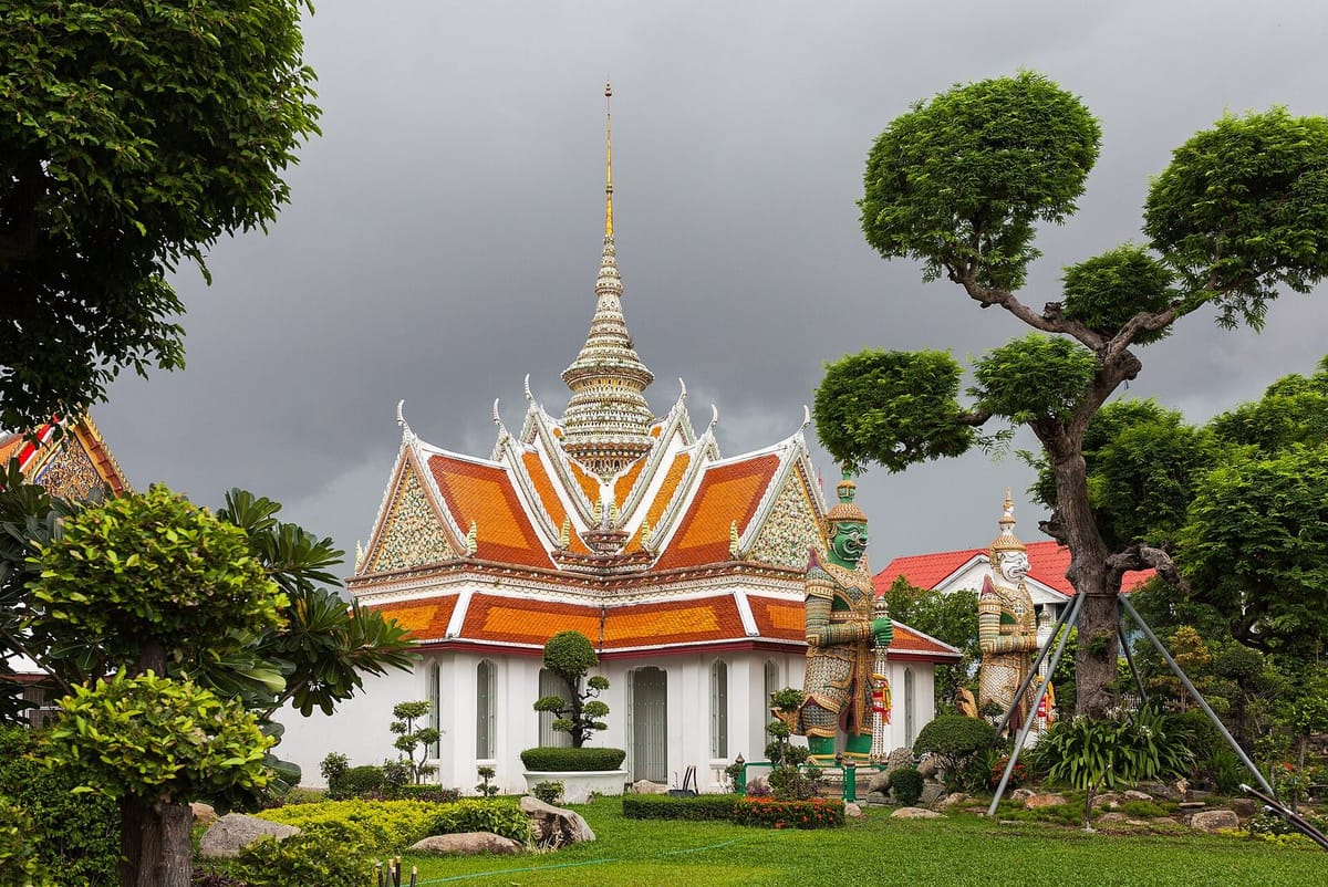 Menara utama Wat Arun di tepi Sungai Chao Phraya, Bangkok