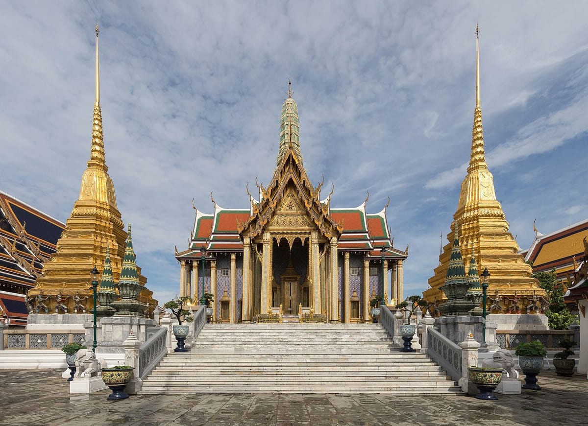Atap berlapis emas Wat Phra Kaew di kompleks Grand Palace, Bangkok