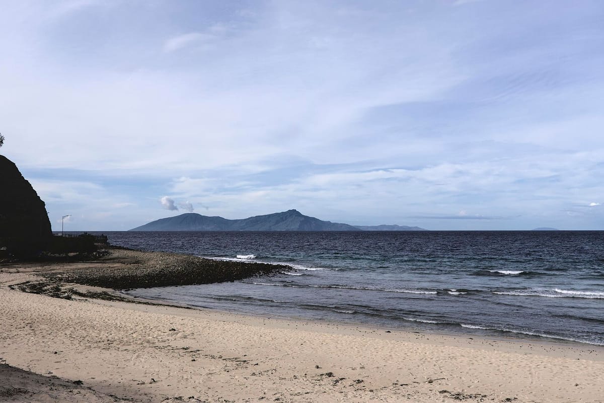 Pantai di Dili dengan Pulau Atauro di latar belakang