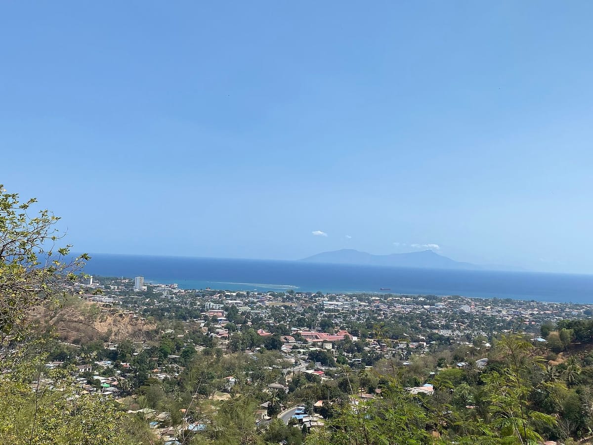 Pemandangan kota Dili dari perbukitan sekitarnya
