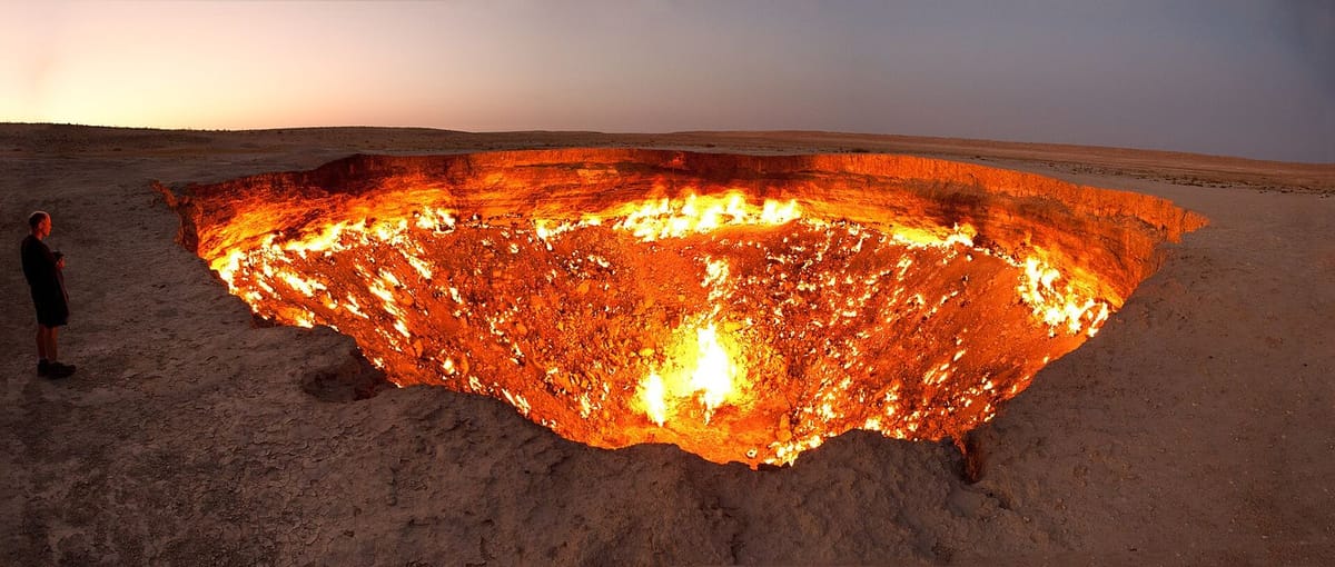 Kawah gas Darvaza menyala di gurun