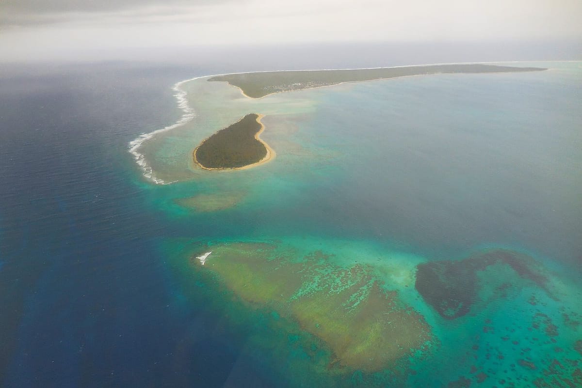 Gugus pulau Ha'apai dengan laguna biru dan terumbu karang