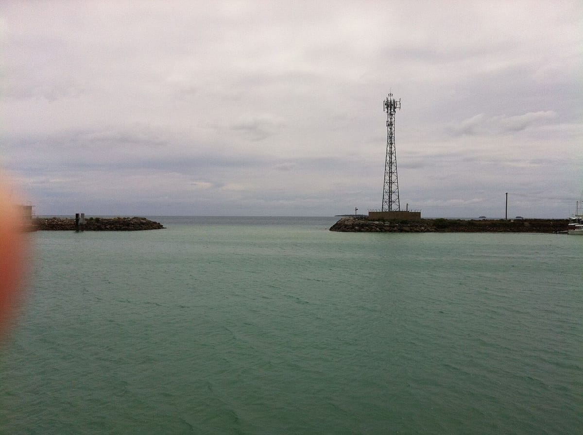 Pelabuhan Nuku'alofa di pesisir utara Pulau Tongatapu