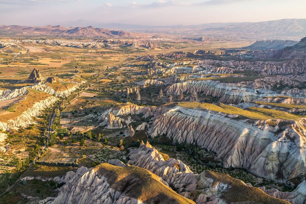 Lanskap batuan Cappadocia dengan balon udara di udara