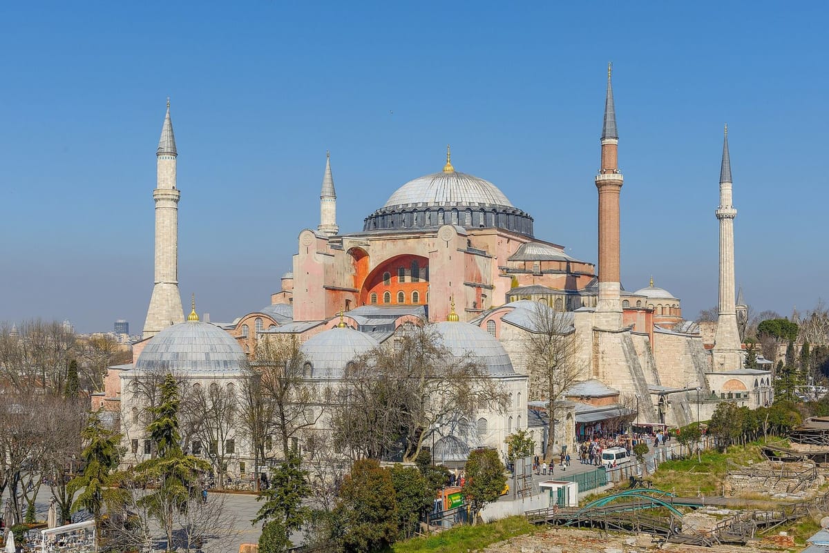 Hagia Sophia di Istanbul dengan kubah dan menara
