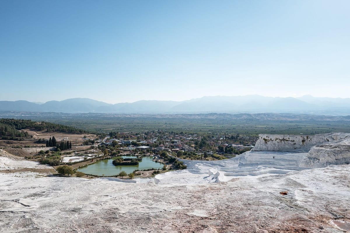 Teras travertin putih berisi kolam air di Pamukkale