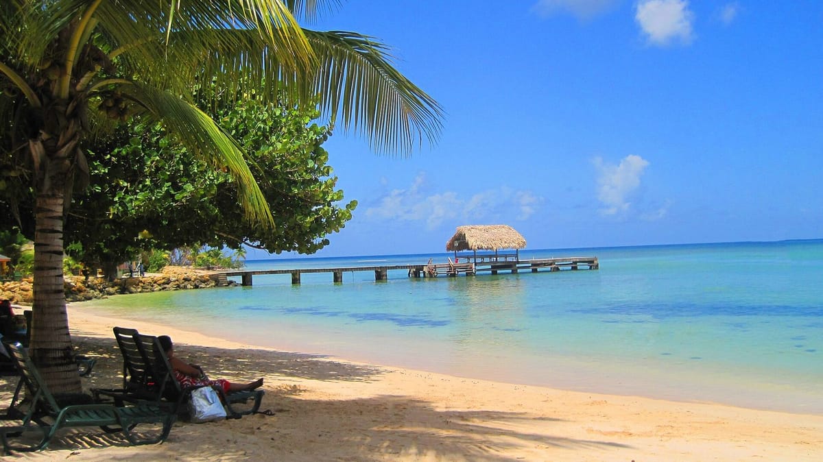 Dermaga kayu dan air laut jernih di Pigeon Point, Tobago