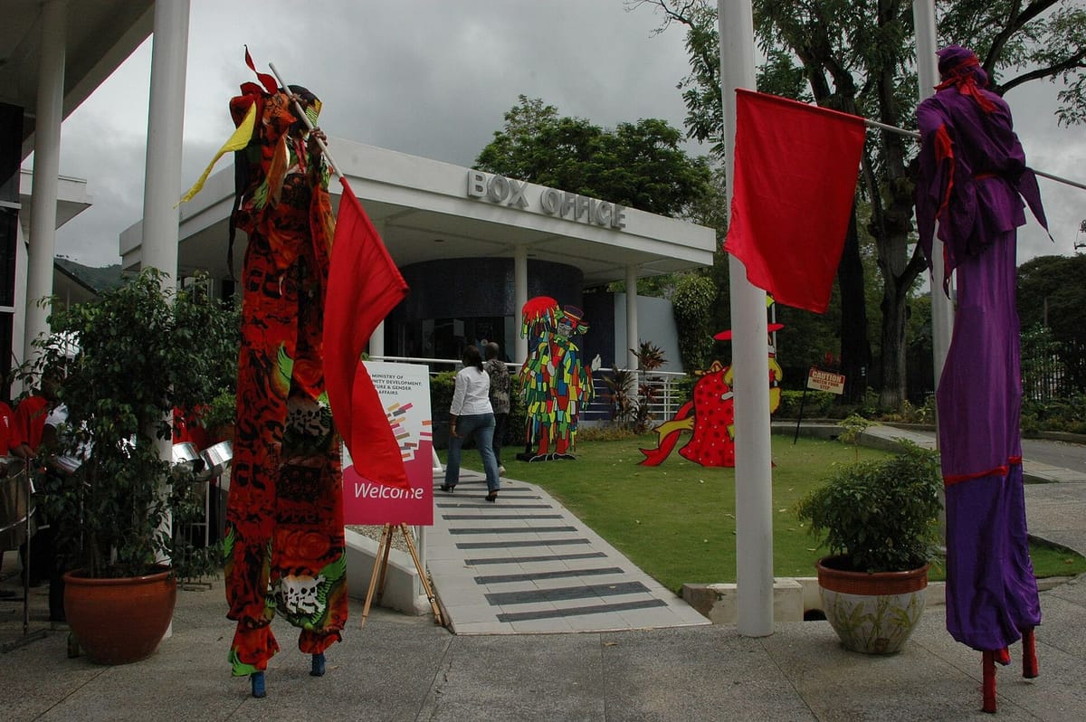 Penari kostum Carnival di Port of Spain, Trinidad