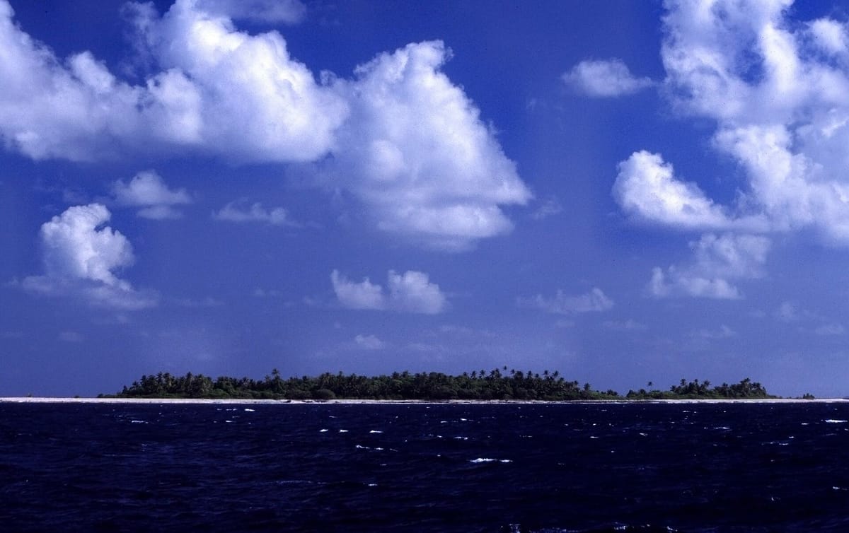 Pemandangan laguna Funafuti dari udara saat pesawat mendekat