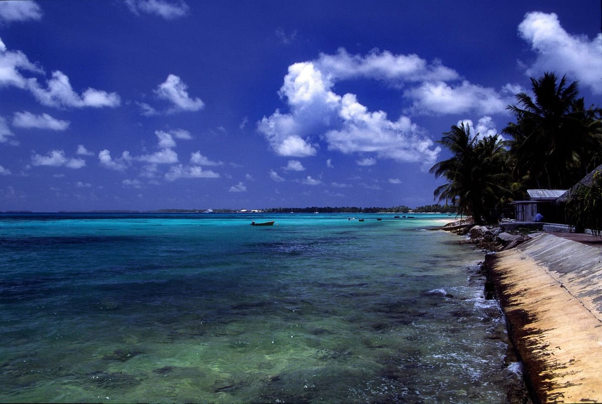 Pantai berpasir putih di atol Funafuti, Tuvalu