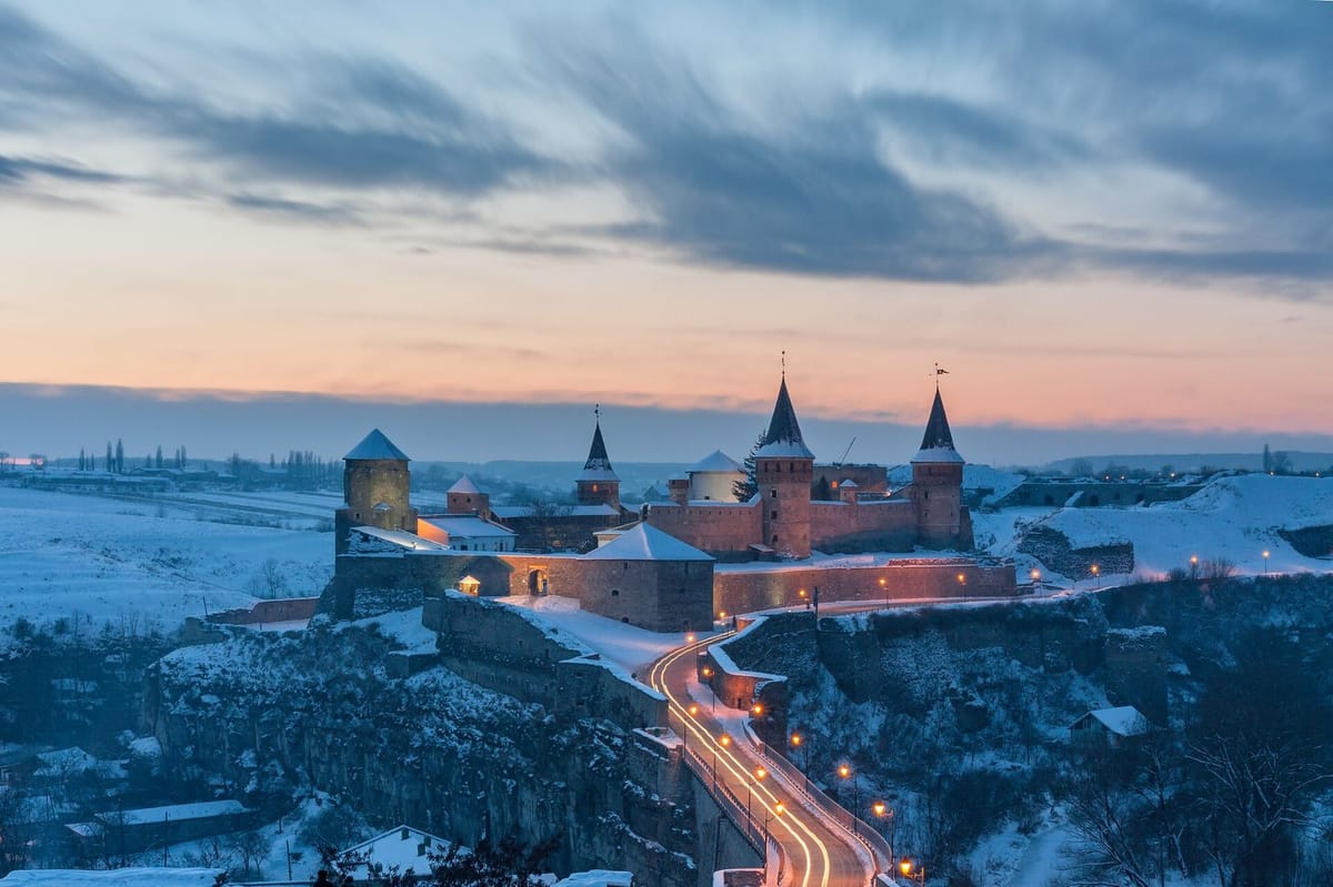 Kastil Kamianets-Podilskyi di ngarai Sungai Smotrych
