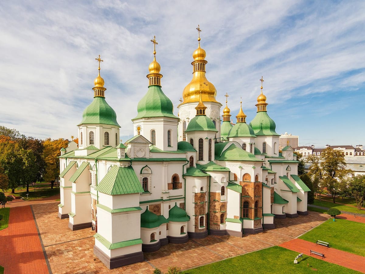 Katedral Santa Sofia dengan menara dan kubah hijau di Kyiv