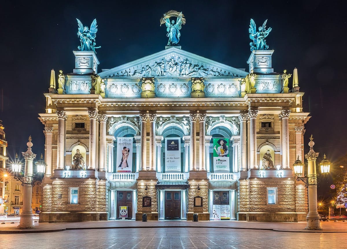 Gedung opera Lviv dengan fasad renaians dan patung