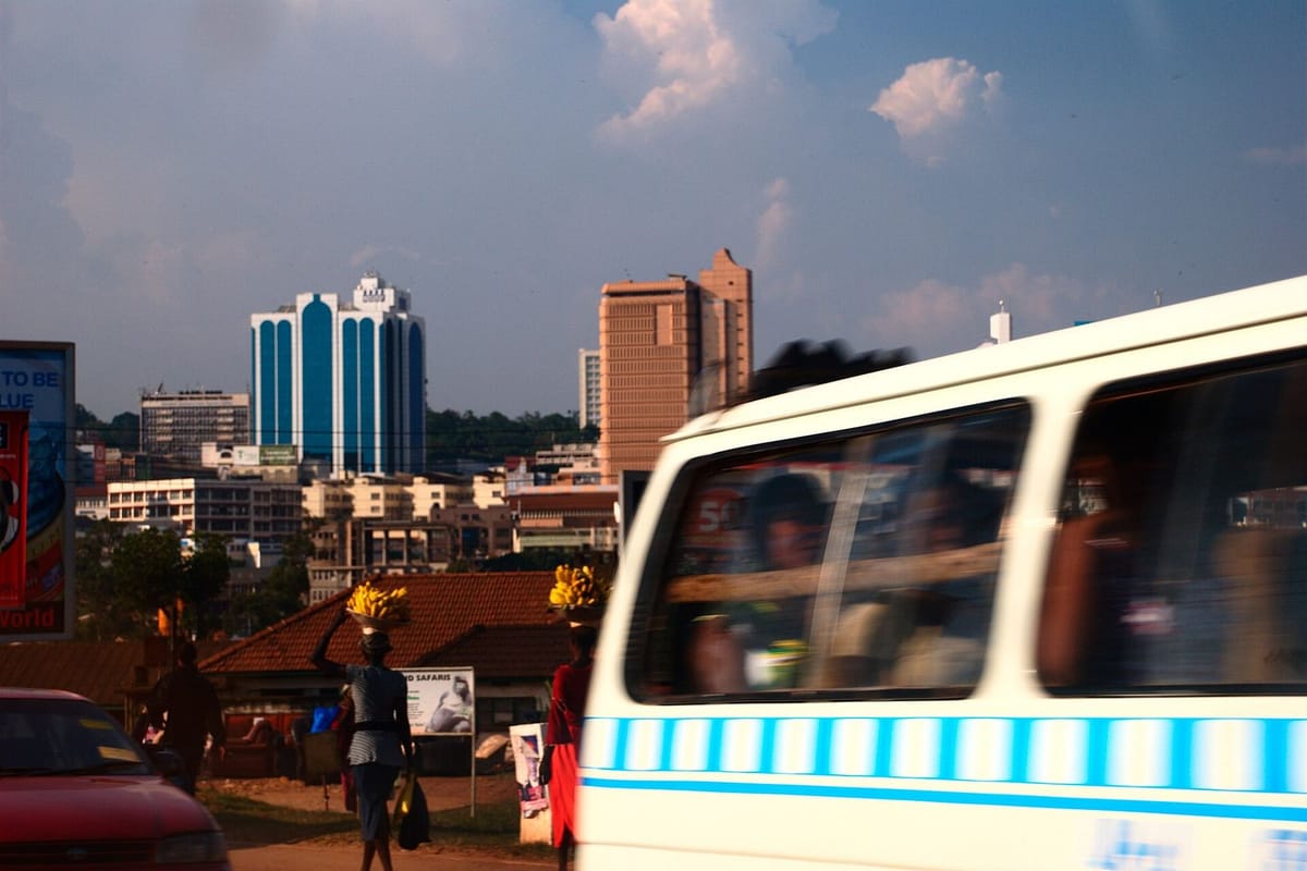 Cakrawala Kampala di atas perbukitan