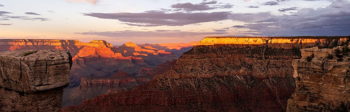 Ngarai Grand Canyon saat matahari terbenam dari South Rim