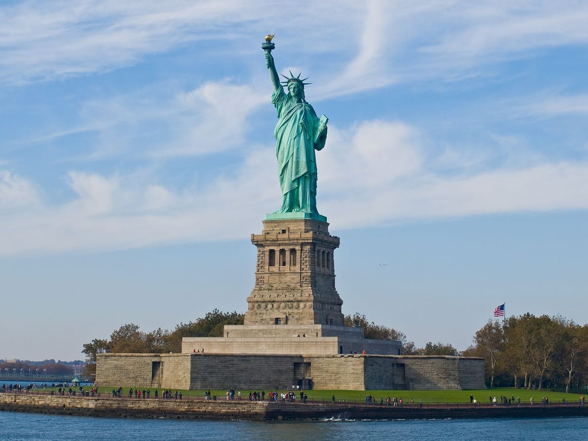 Patung Liberty berdiri di Pelabuhan New York
