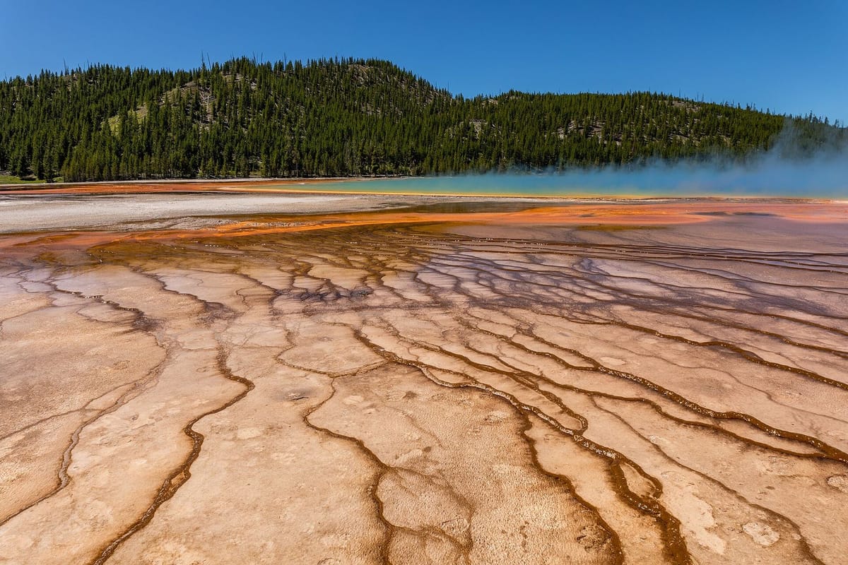 Warna jingga dan biru Grand Prismatic Spring di Yellowstone