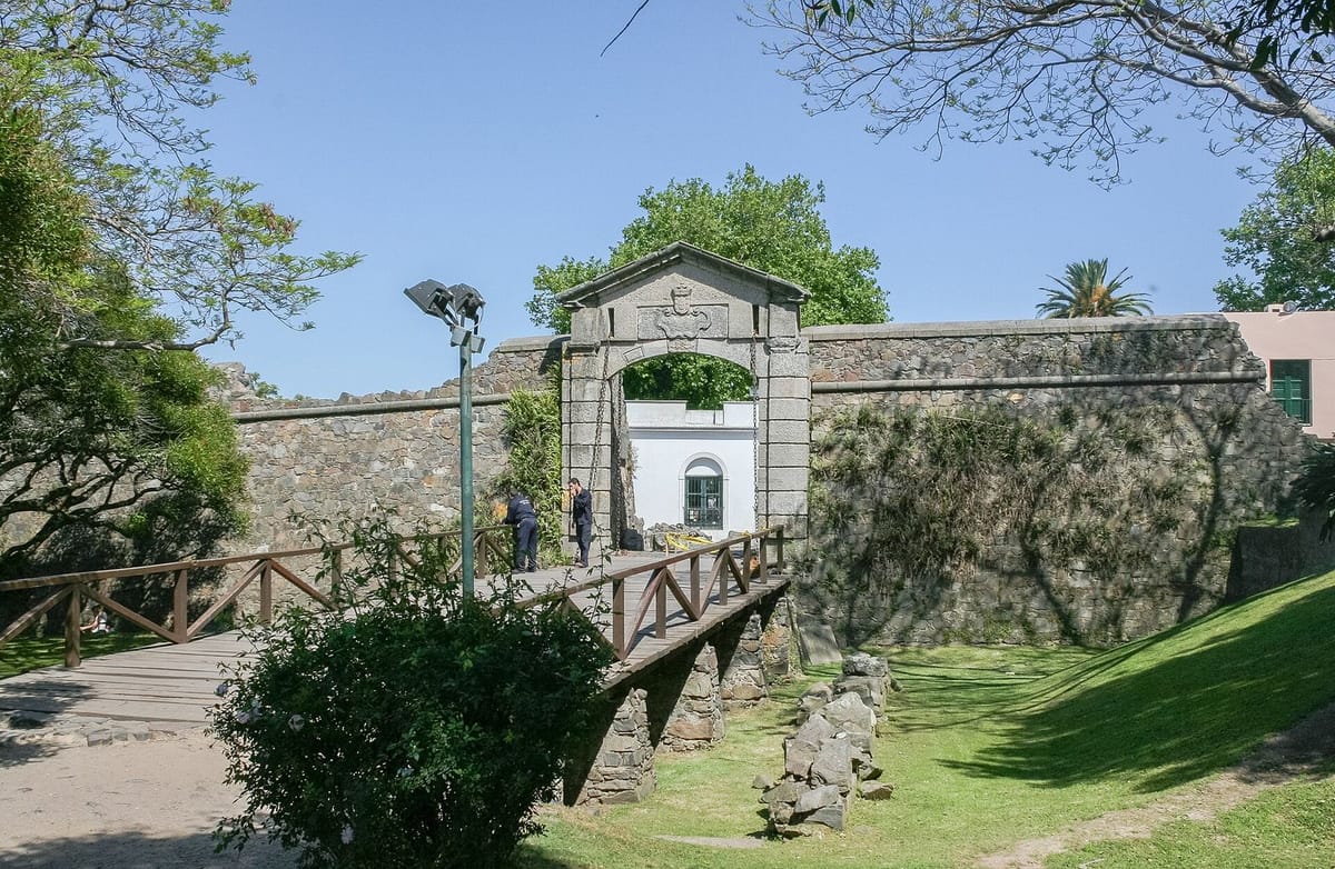 Jalan berbatu dengan bangunan kolonial di Colonia del Sacramento