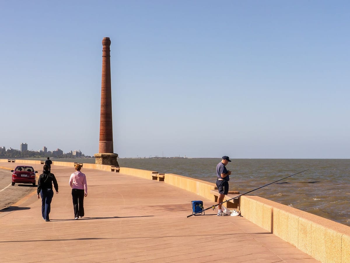 Rambla Montevideo di tepi Río de la Plata
