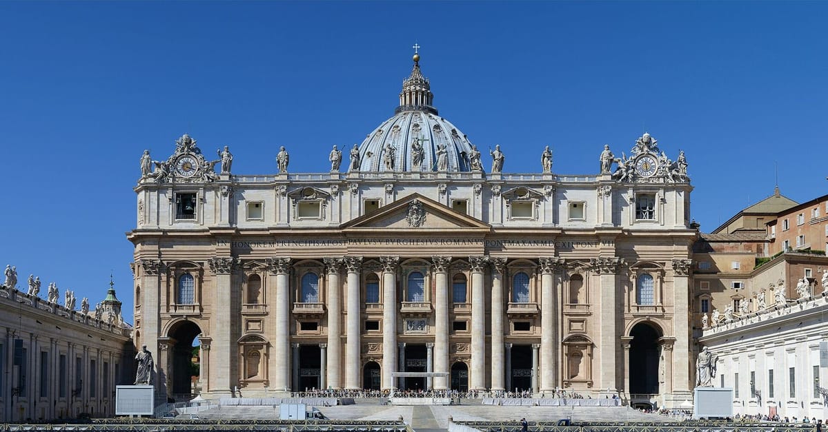 Fasad dan kubah Basilika Santo Petrus di Lapangan Santo Petrus
